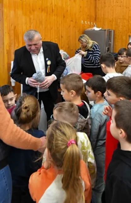 Distribution at Oncești Cultural Centre with the mayor